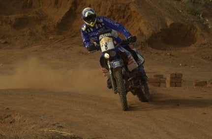 Dakar Co-Driver Takes Struggling Racer's Bike, Rides Over Obstacle, Gives  It Back - Yahoo Sports